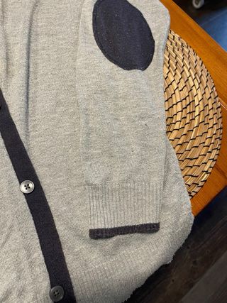 Cardigan grigio con toppe sui gomiti