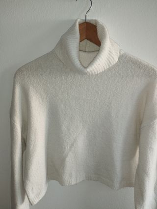 Jersey Bershka cuello alto blanco 