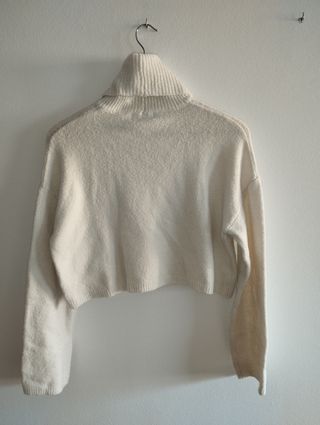 Jersey Bershka cuello alto blanco 