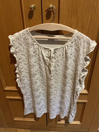 Blusa floral con volantes