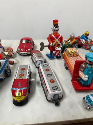 Grande lotto di giocattoli antichi in metallo, 34 pezzi