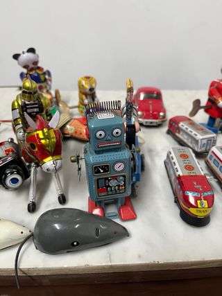 Grande lotto di giocattoli antichi in metallo, 34 pezzi