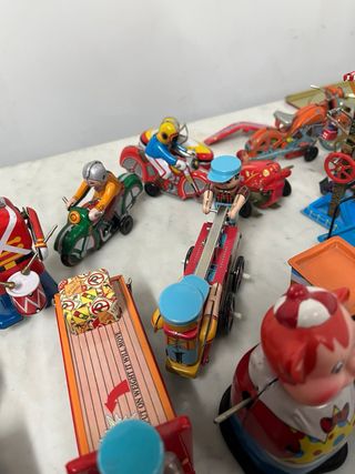 Grande lotto di giocattoli antichi in metallo, 34 pezzi