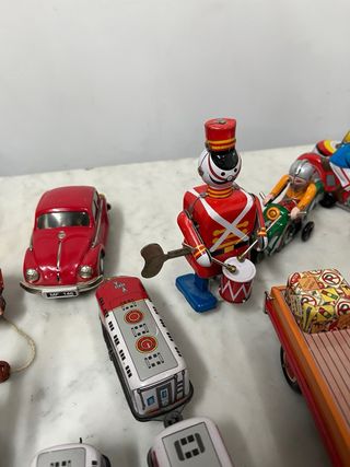 Grande lotto di giocattoli antichi in metallo, 34 pezzi