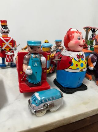 Grande lotto di giocattoli antichi in metallo, 34 pezzi