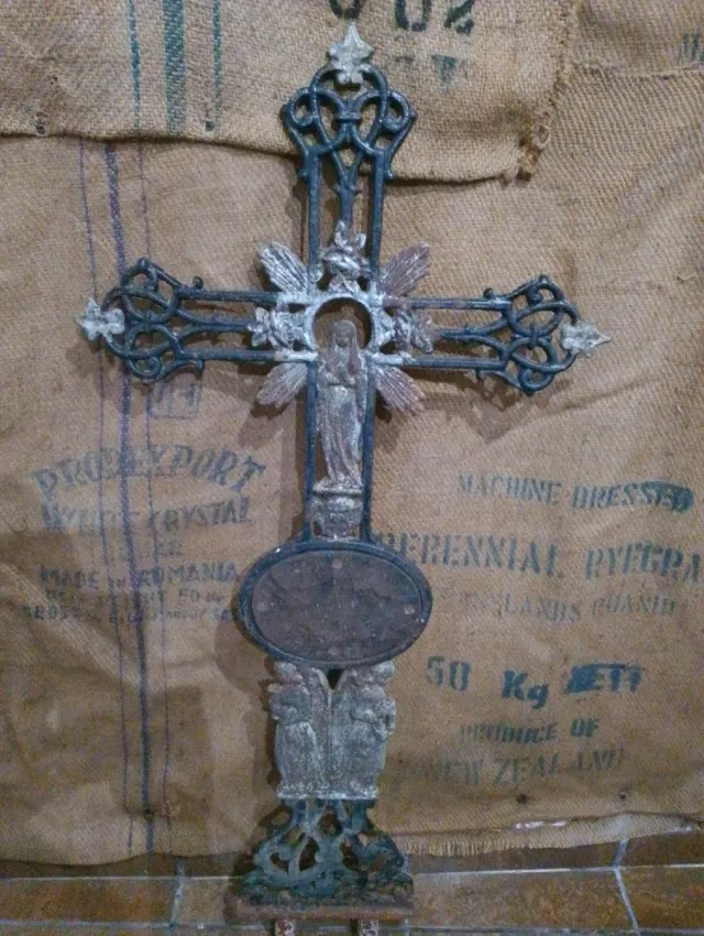 Antica croce in ferro battuto con angeli