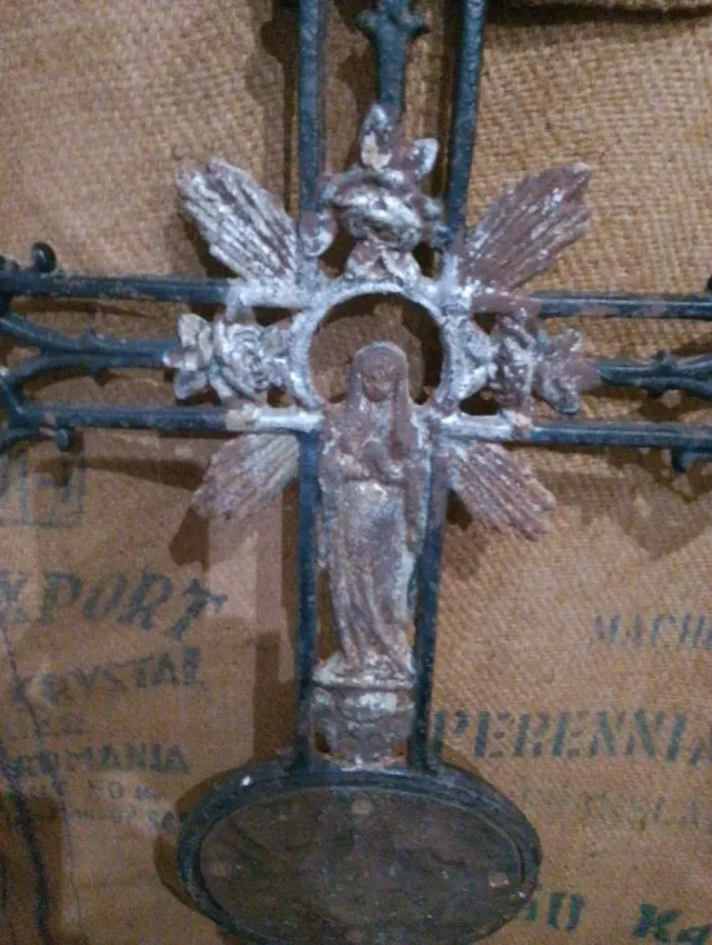 Antica croce in ferro battuto con angeli