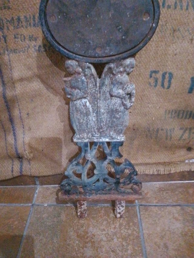 Antica croce in ferro battuto con angeli