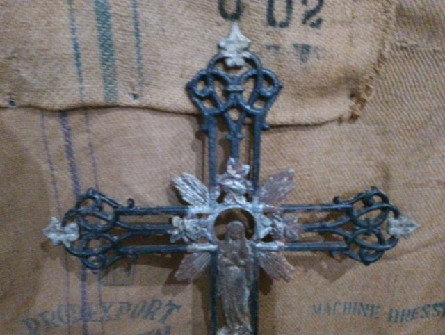 Antica croce in ferro battuto con angeli