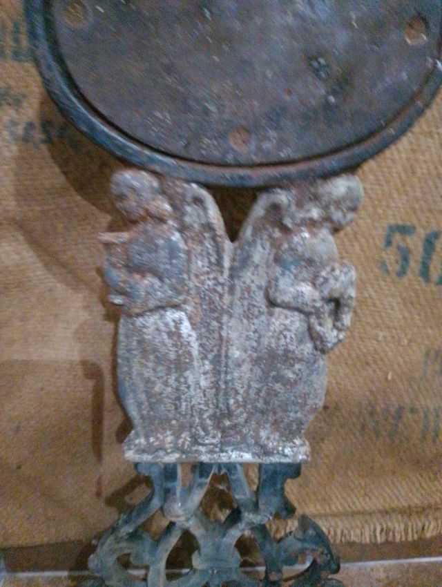 Antica croce in ferro battuto con angeli