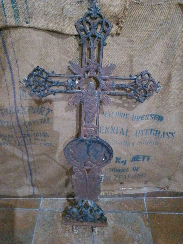 Antica croce in ferro battuto con angeli