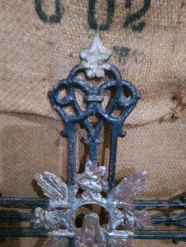 Antica croce in ferro battuto con angeli