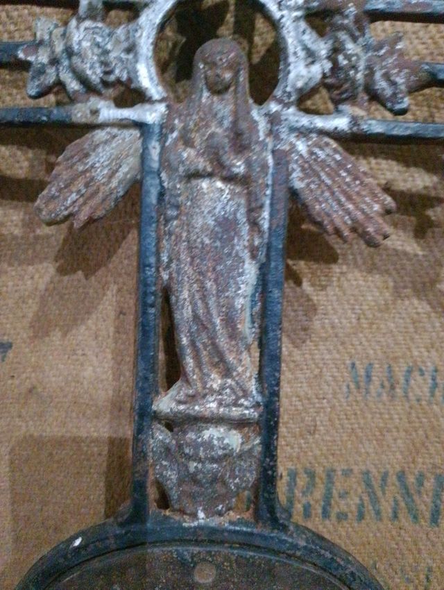 Antica croce in ferro battuto con angeli