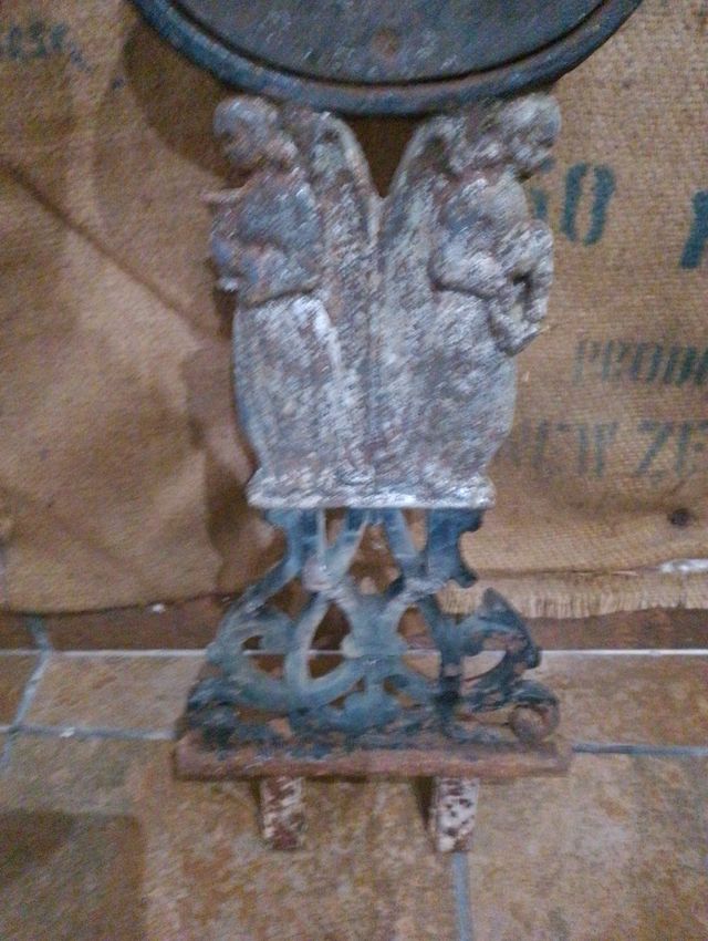 Antica croce in ferro battuto con angeli