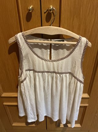 Blusa blanca con bordado marrón