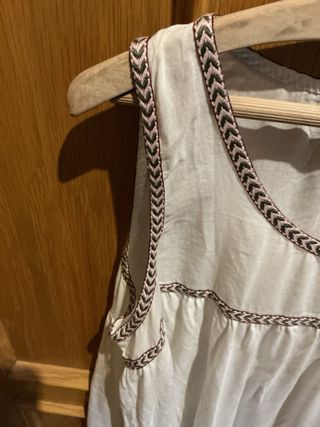 Blusa blanca con bordado marrón