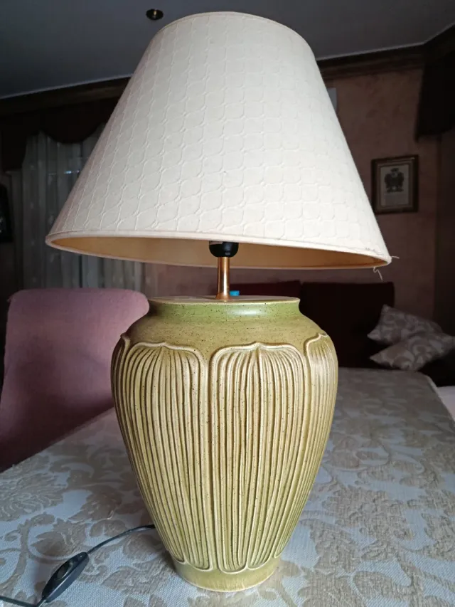 Lámpara de mesa cerámica verde y beige