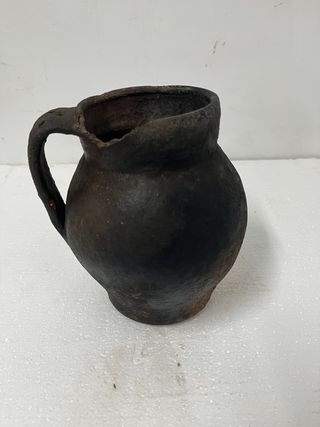 Puchero/Cántaro de Barro Oscurecido por el Uso. 