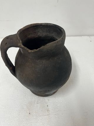 Puchero/Cántaro de Barro Oscurecido por el Uso. 