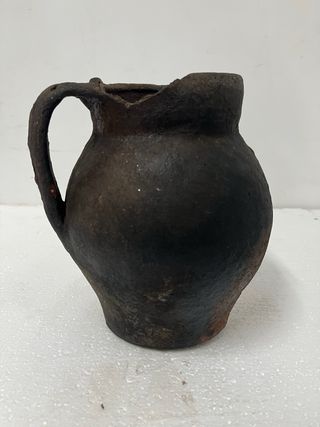 Puchero/Cántaro de Barro Oscurecido por el Uso. 