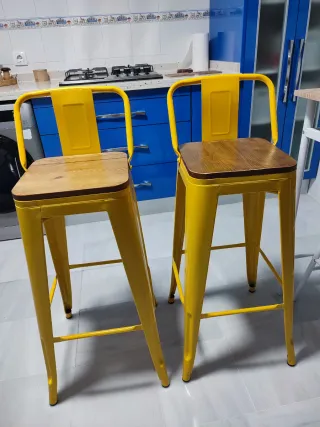 Taburetes altos amarillos con asiento de madera