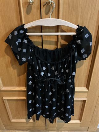 Blusa negra con estampado de cartas