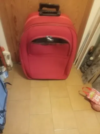 Maleta grande roja con ruedas