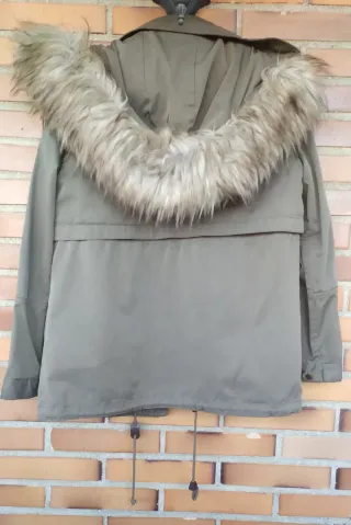 Cazadora Zara Verde Militar con Capucha
