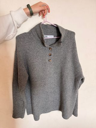 Jersey Zara gris cuello alto botones