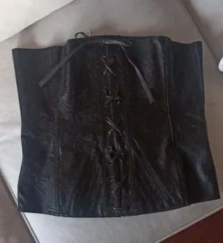 Corpiño imitación piel con cordones