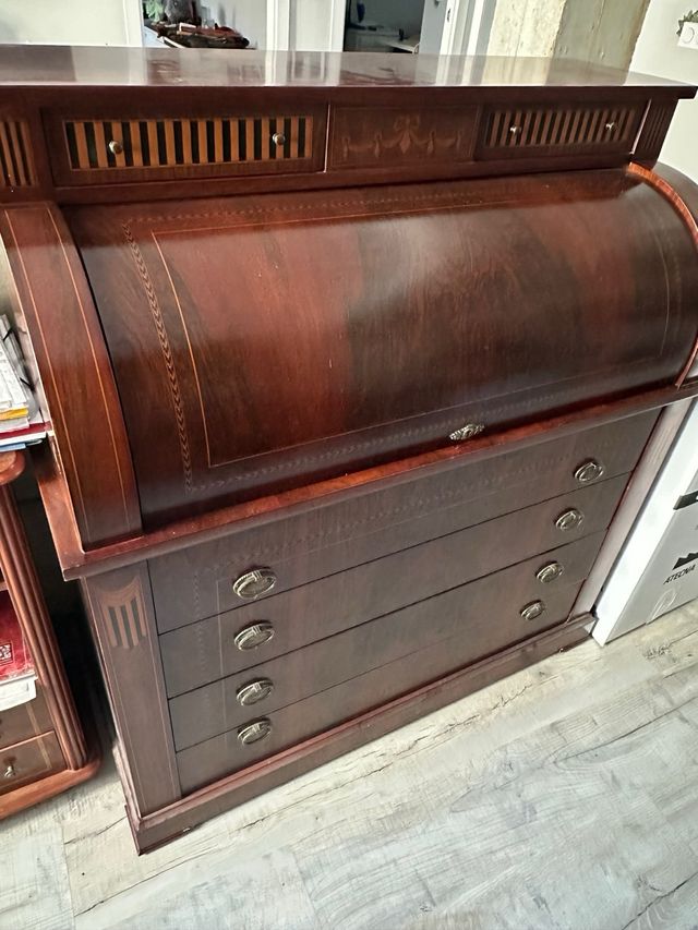 Escritorio antiguo de madera con tapa de piel