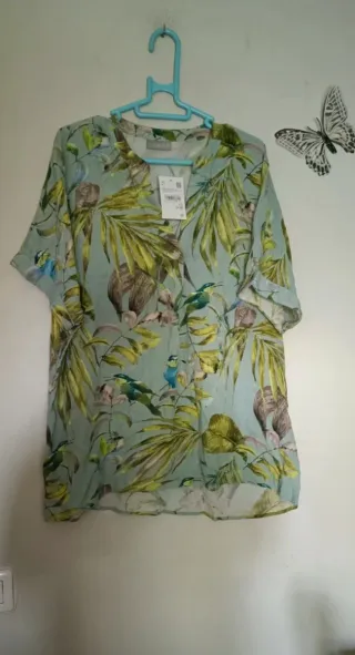 Blusa verde con estampado tropical