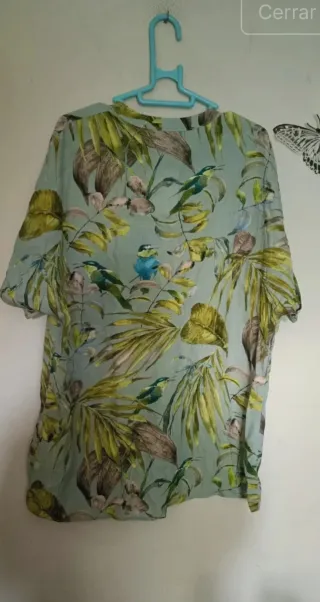 Blusa verde con estampado tropical
