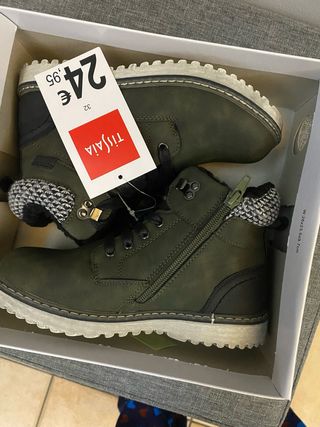 Botas niño T.32 nuevas