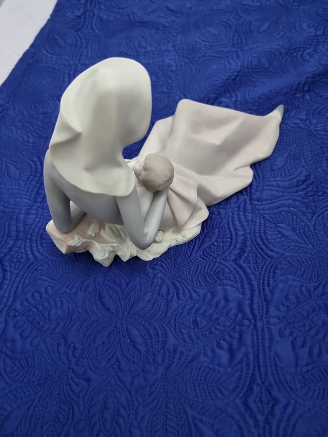 Figura Nao Madre con Niño Porcelana