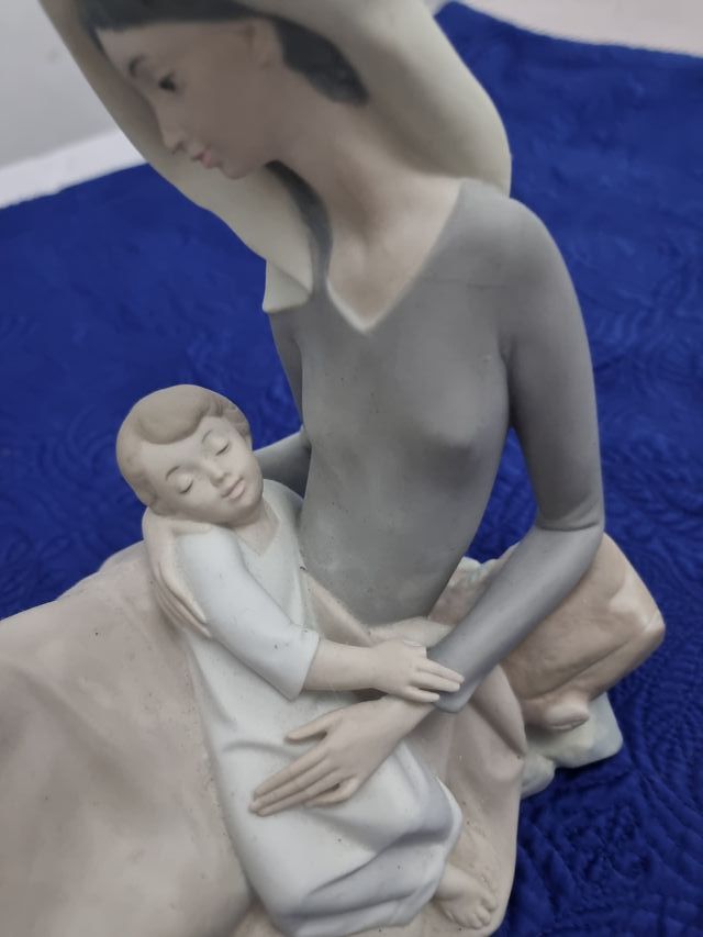 Figura Nao Madre con Niño Porcelana