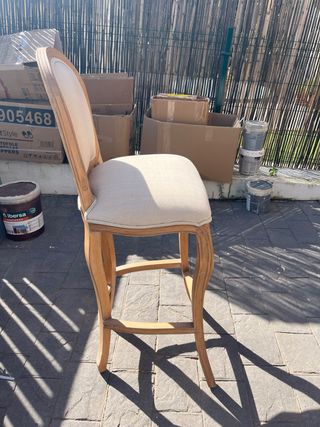Due poltrone in tessuto e legno