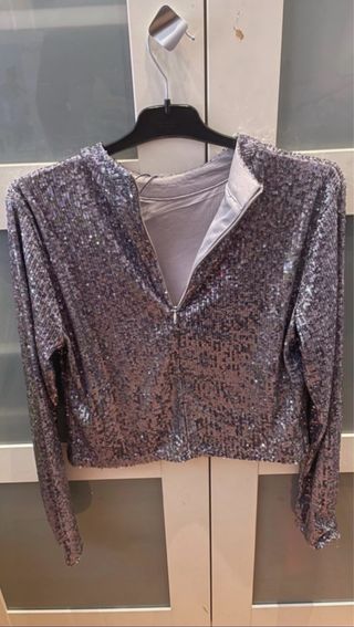 Camiseta plateada con lentejuelas