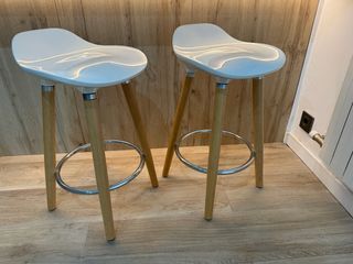 Taburetes altos blancos y madera