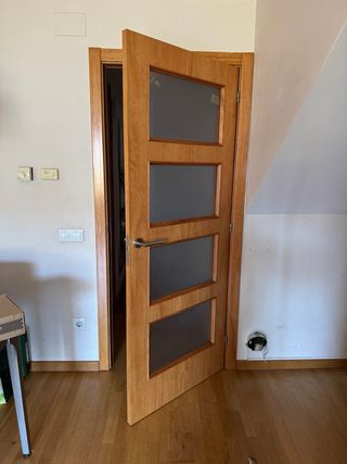 Puerta de madera con 4 cristales