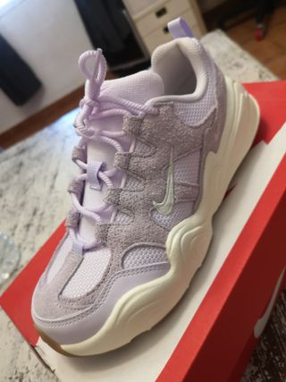 Deportivas Nike Moradas y Blancas