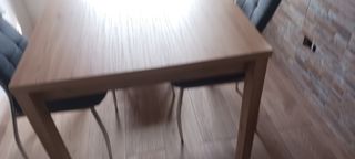 Mesa de comedor de madera 