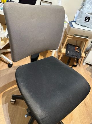 Silla de oficina gris y negra