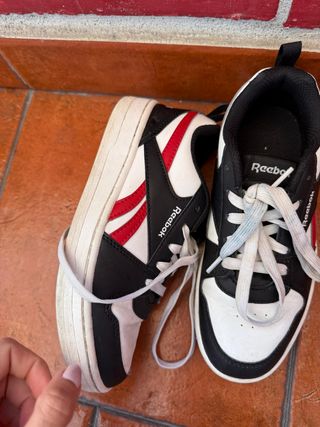 Zapatillas Reebok Negras y Blancas talla 33