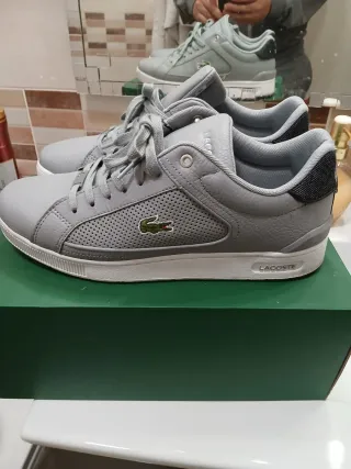 Zapatillas Lacoste grises y blancas