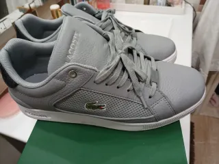 Zapatillas Lacoste grises y blancas
