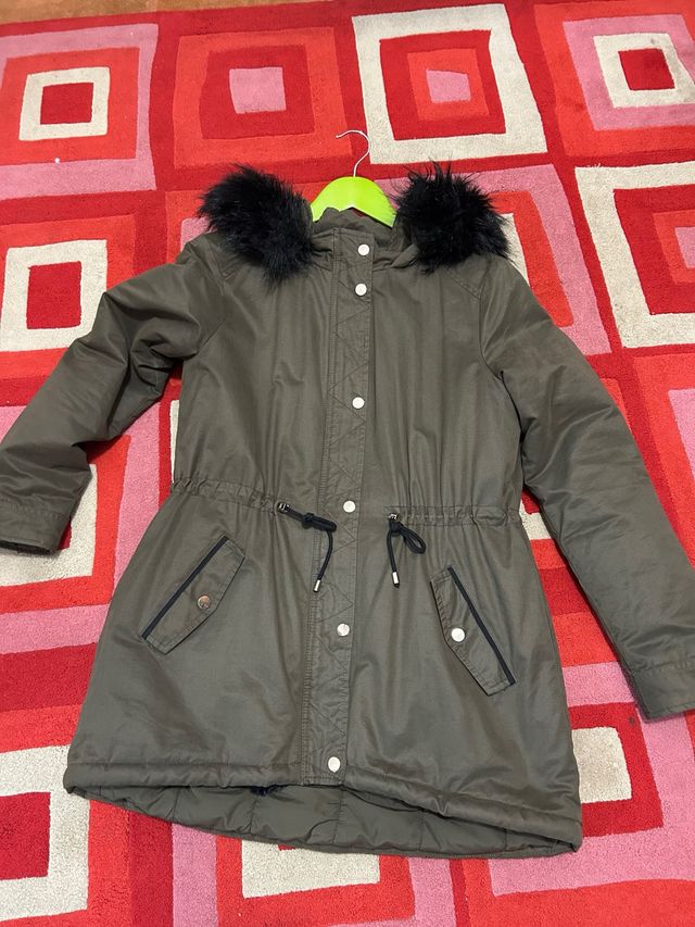 Abrigo verde con capucha y pelo