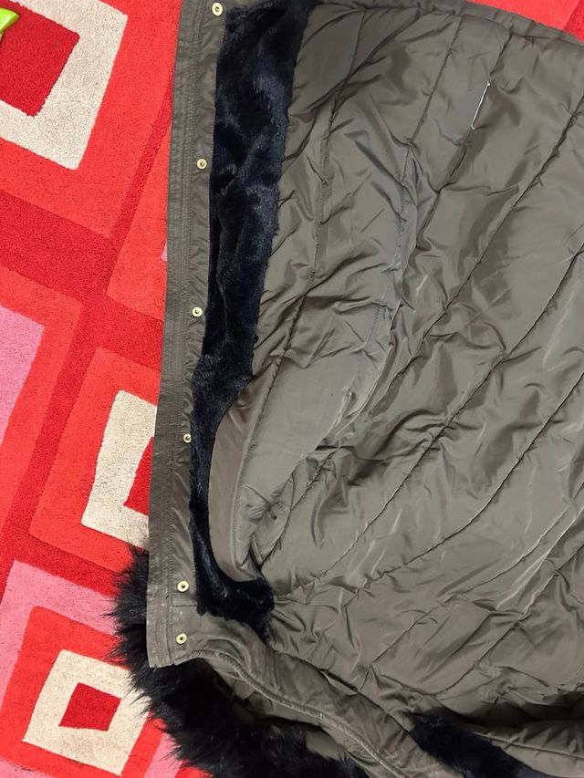 Abrigo verde con capucha y pelo