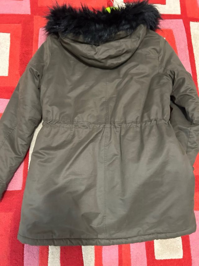 Abrigo verde con capucha y pelo