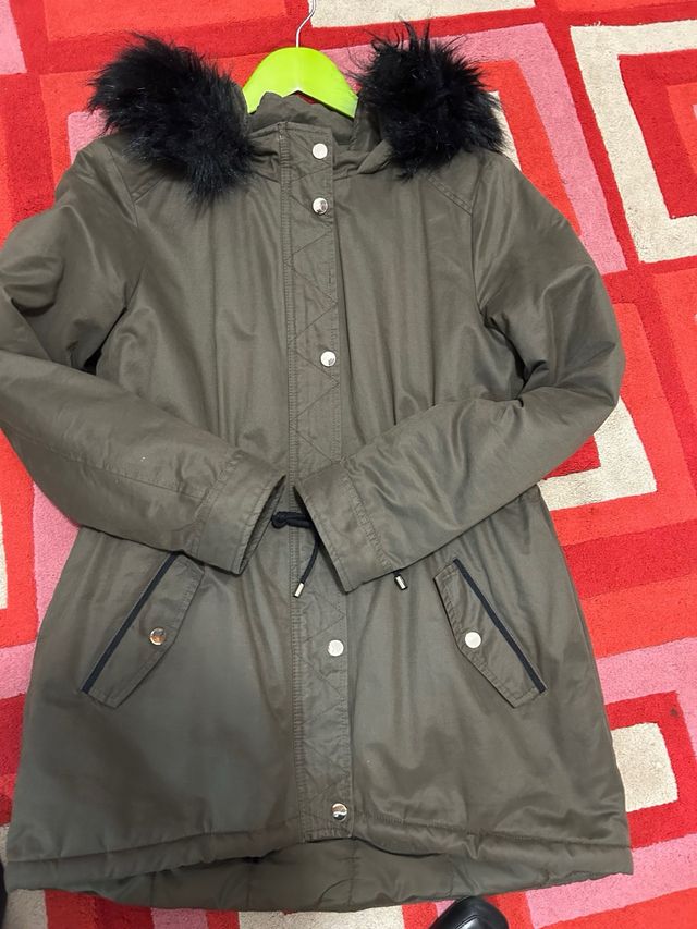 Abrigo verde con capucha y pelo